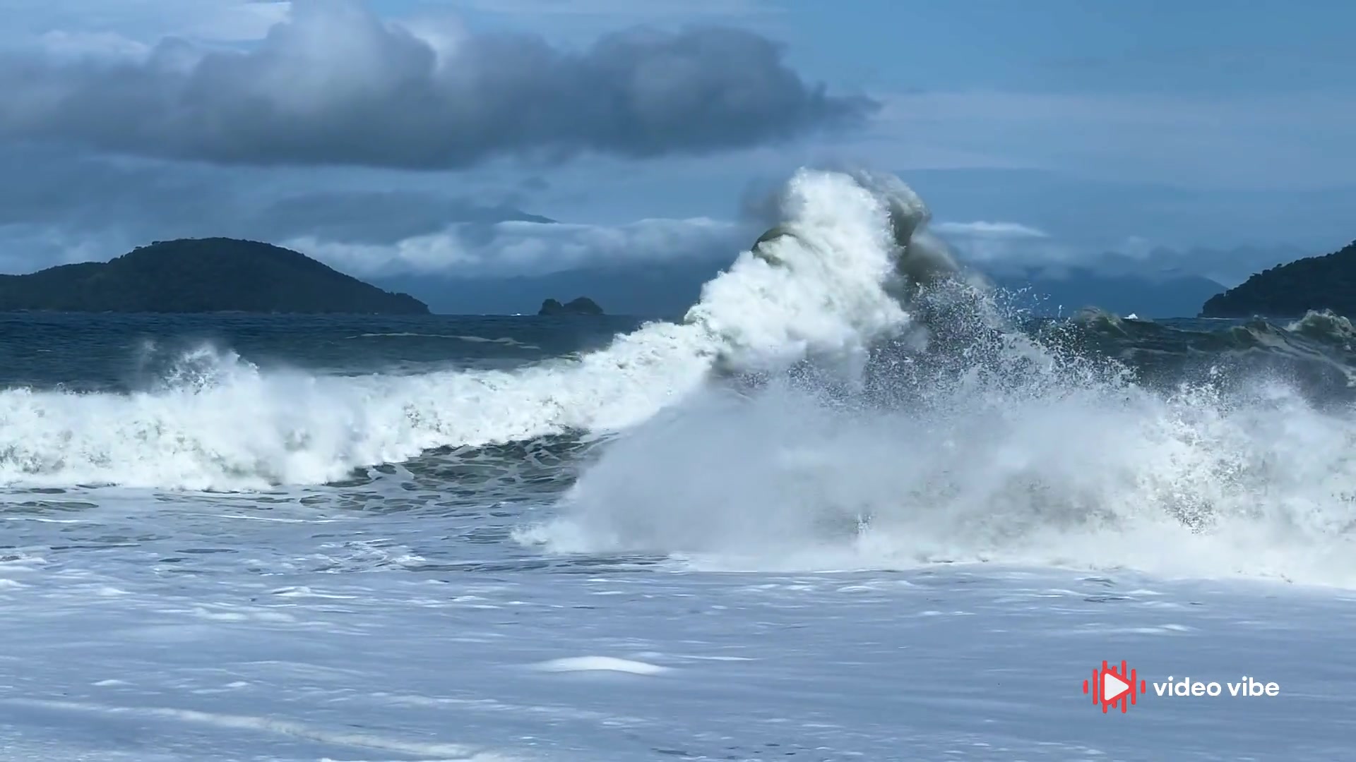 The ocean with high waves